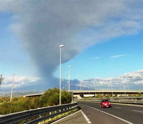 Eruzione Etna Chiuso L Aeroporto Di Catania Per L Emissione Di Cenere