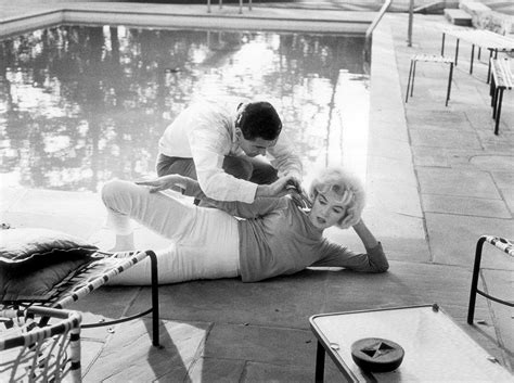 Rare Marilyn Monroe The Pool Sitting By Willy Rizzo 1962