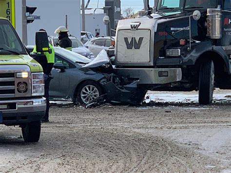 Accident Entre Un Poids Lourd Et Une Voiture Sur Le Boulevard Laure