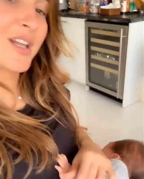 Claudia Leitte Mostra A Filha De Um M S Descansando Em Seu Colo