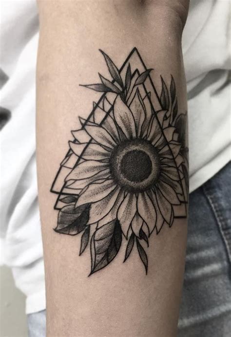 Geometric Sunflower Tattoo © Tattoo Artist Bruna Bianculli 📌💕🌻💕🌻💕🌻💕📌 Sunflower Tattoos