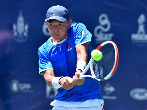 Mỹ nhân tennis Bouchard thay người yêu mặc bikini âu yếm trai lạ