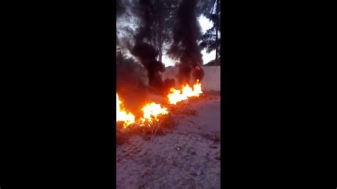 Vídeo Manifestantes queimam pneus em protesto na Estrada de Aldeia