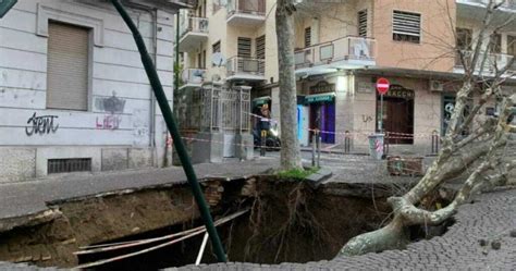 Voragine Al Vomero Inghiotte Due Auto