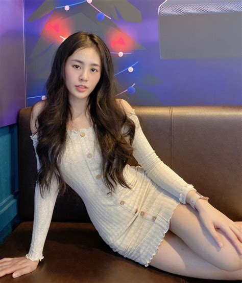 Hot girl x có body nuột sở hữu BST bikini sành điệu không thua mỹ nhân Vbiz