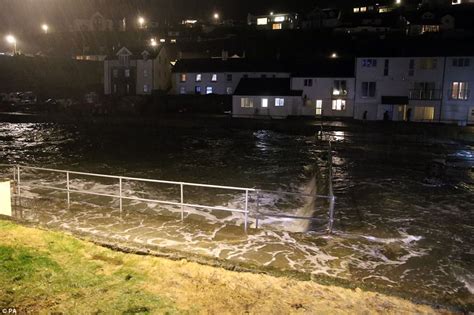 UK Weather Storm Eleanor Smashes Into Britain Daily Mail Online