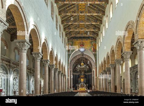 Nave Central De La Bas Lica De Santa Mar A Assunta Con El Techo Con