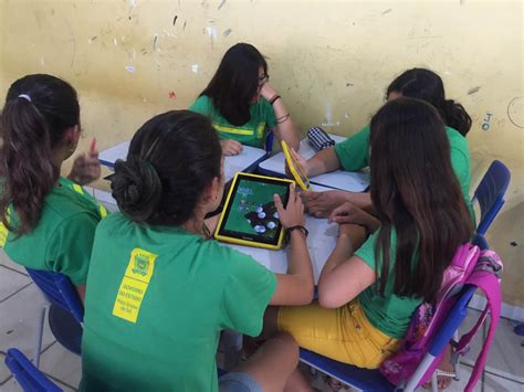 Utilizando tablets estudantes da EE João Pedro Pedrossian ampliam