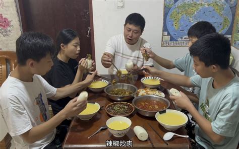 四胞胎吃够了大哥做的饭 今天大嫂下厨 大家说我跟大嫂谁的厨艺更精湛？ 四胞胎的超级奶哥 四胞胎的超级奶哥 哔哩哔哩视频