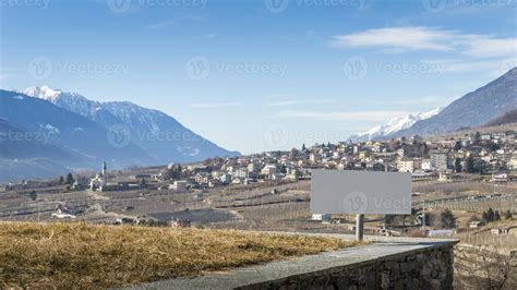 cartel en blanco con vistas a los viñedos por encima de sondrio una