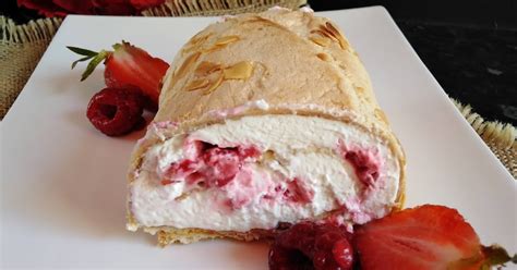 Meringue roulée aux amandes framboises et fraises Une tuerie