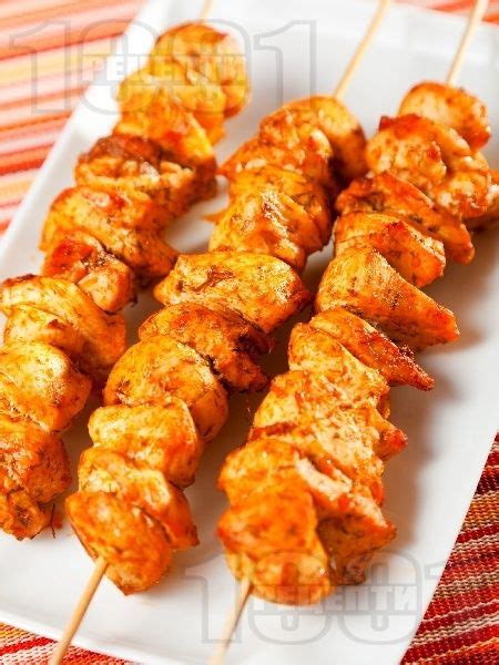 Вкусни марокански пилешки шишчета мариновани в зехтин, лимонова кора ...
