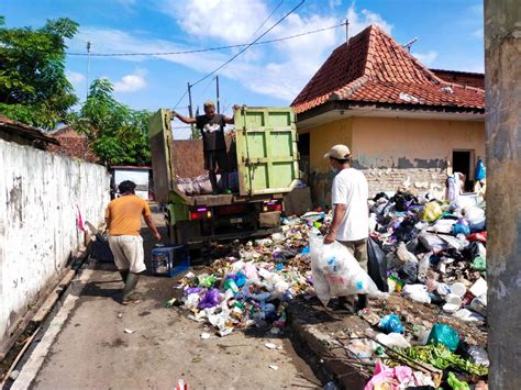 Pemkot Tuntaskan Pengangkutan Sampah Di Tps Overload