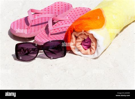 Accessories Wie Sonnenbrille Badetuch Und Flip Flops F R Strandurlaub