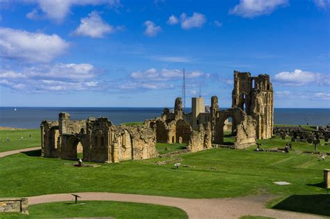 Tynemouth Short Sands - Photo "Tynemouth abbey ruins" :: British Beaches