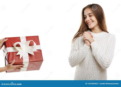 вау Excited молодая милая девушка получает подарок Стоковое Изображение ...