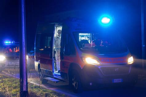 Modena Schianto Tra Due Auto Nella Notte A Cittanova Tre Giovani