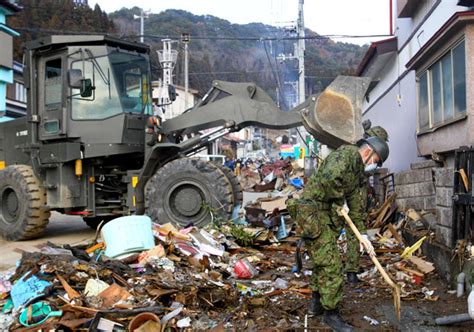 （朝日新聞社）：重機を使ってがれきの撤去作業をする自衛隊員＝22日午後4時1分、岩手県山田町、樫山晃生撮影 被災地から 写真特集