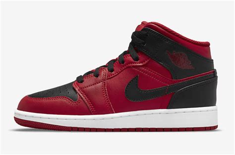 Air Jordan 1 Mid Reverse Bred 554724 660 Release Date Jordans Shoes Review Jordans Out