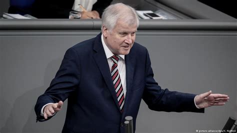 Göçmen dernekleri Seehofer in istifasını talep etti