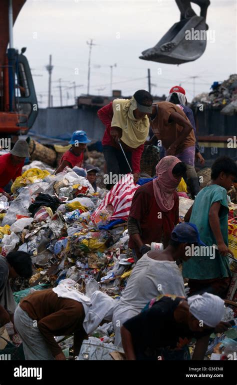 Tondo Squatters Sorting Through Rubbish Manila Philippines Stock