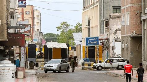 القتال في عدن القوات الموالية لحكومة هادي تسيطر على مطار المدينة