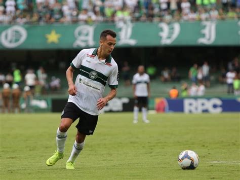 Meia do Coritiba elogia período de treinos durante a Copa América Lance