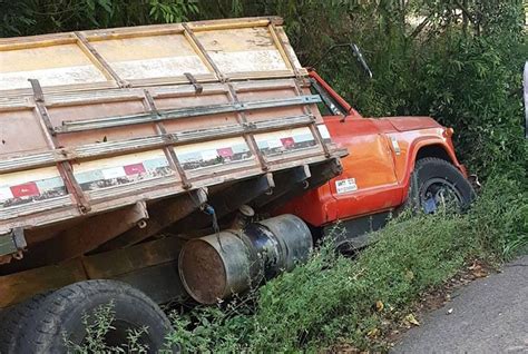 Caminh O Carregado De Soja Sai Da Pista E Tomba Na Ers