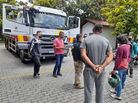 Ação na via Dutra conscientiza mais de 40 motociclistas sobre o ponto