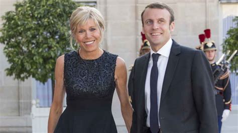 El Candidato Macron Entre Su Mujer 20 Años Mayor Y Su Amigo íntimo