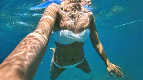 Mujer Nadando En El Agua Mar Mediterr Neo Foto Gratis