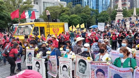 Marchan Padres De Los Encapuchados Rompen Vidrios Y Causan