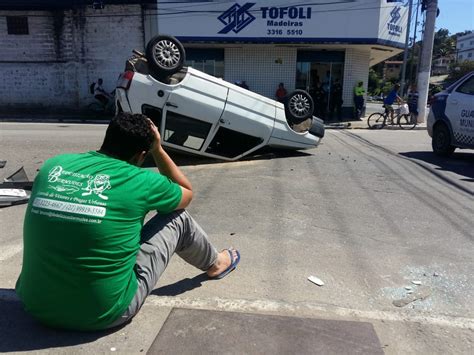 Carro Capota Ap S Bater Em Caminhonete Em Vila Velha Es Esp Rito