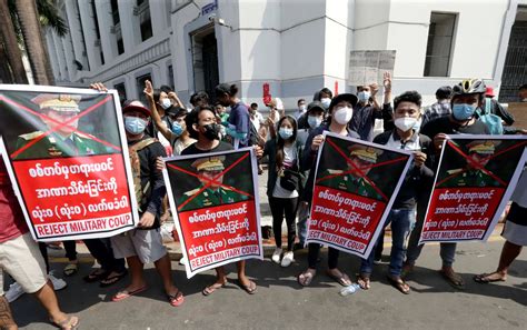 Mais De Mil Manifestantes Em Rangum Contra O Golpe De Estado Em Myanmar