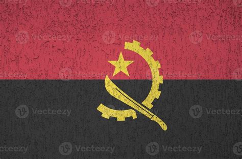 Bandeira De Angola Retratada Em Cores Brilhantes De Tinta Na Parede De Reboco Em Relevo Antigo