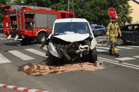 Wypadek Na Ulicy Lotniczej W Legnicy Zdj Cia Legnica Nasze Miasto