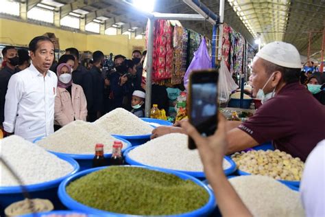 Jokowi Cek Harga Kebutuhan Pokok Di Pasar Tramo Maros Sulawesi Selatan