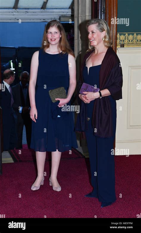 La condesa wessex llega al royal albert hall de londres fotografías e