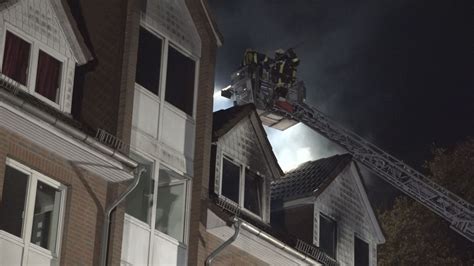 NonstopNews Dachstuhl Von Mehrfamilienhaus Lichterloh In Flammen