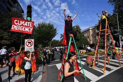 Climate Protesters Snarl Traffic but Washington Still Goes to Work - The New York Times