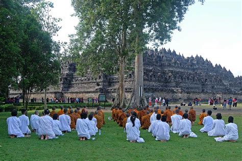 Umat Budha Melakukan Puja Bakti Di Pelataran Candi Borobudur