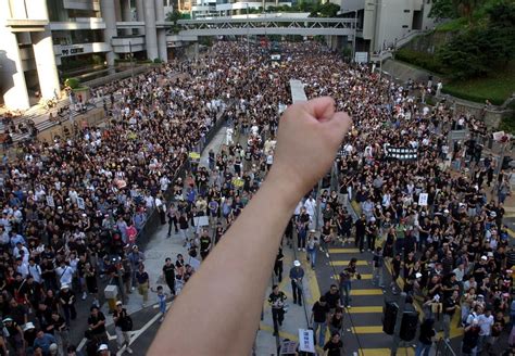 悲观蔓延、感觉就像“千刀万剐”：“23条”后香港何去何从 纽约时报中文网