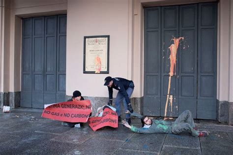 Attivisti Pro Clima Imbrattano La Scala Di Vernice Nel Giorno Della