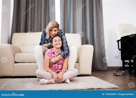 La Mère Caresse Sa Fille Adolescente Photo stock Image du charmer