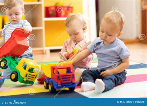 Niños Y Niñas Pequeños Jugando Juntos En La Sala De Párvulos Niños En