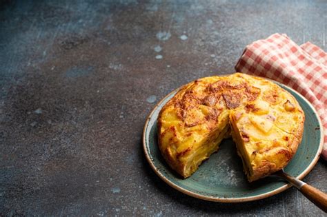 Tortilla Espagnole Maison Avec Une Tranche Coupée Omelette Avec