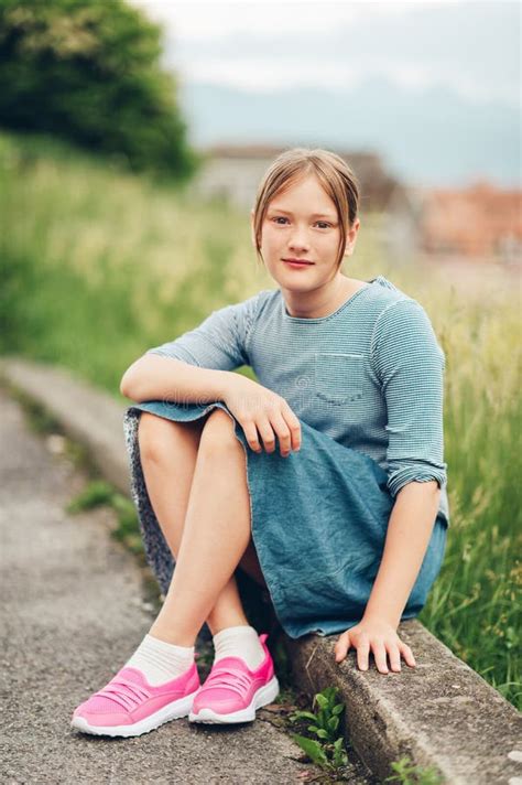 Portrait De Petite Fille Mignonne Photo Stock Image Du Regard Gosse