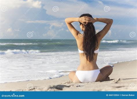 Bikini Bianco Di Seduta Della Ragazza Sexy Della Donna Sulla Spiaggia Fotografia Stock