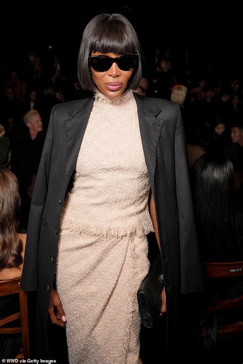 Naomi Campbell Surpreende Em Um Conjunto De Tweed Nude Enquanto Participa Do Desfile Da