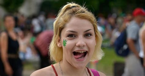 “guía Del Cannabis Para La Mujer” El Libro Que Asegura Que Se Puede Ser Feliz Con La Planta De